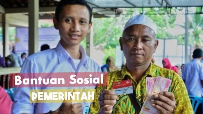 Seorang KPM menerima dana bansos dengan KKS didampingi oleh pendamping sosial. (Instagram: @pkhgunungkidul/Neni Nuraeni)