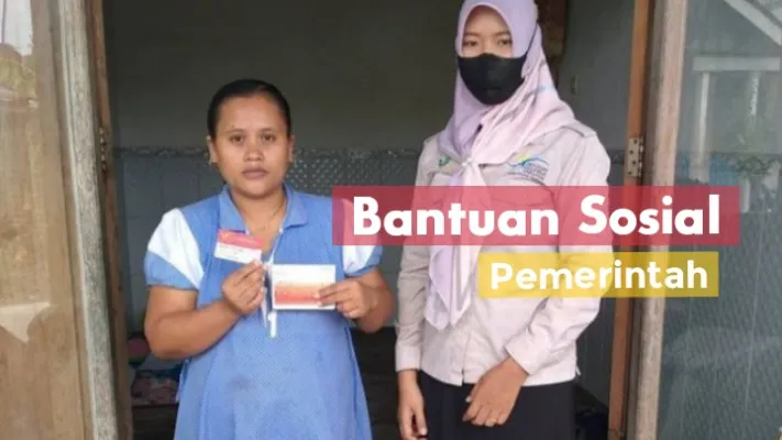 Seorang KPM ibu hamil didampingi pendamping sosial PKH menerima KKS dan buku rekening untuk pencairan dana bansos. (Instagram: @ppkh_keckemlagi/Neni Nuraeni)