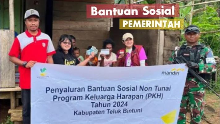 Sejumlah petugas memberikan langsung dana bansos PKH 2024 ke KPM yang berada di Kabupaten Teluk Bintuni, Provinsi Papua Barat bulan Agustus lalu. (Instagram: @benua_claudia/Neni Nuraeni)