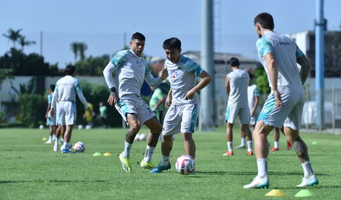 Ciro Alves dalam sesi latihan Persib Bandung jelang hadapi Lion City Sailors. (persib)