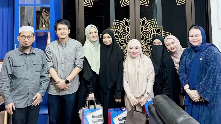 Cut Intan Nabila (samping artis Dhini Aminarti) didampingi para sahabat bertemu dengan Ustadz Adi Hidayat baru-baru ini. (TikTok @shellasaukia)