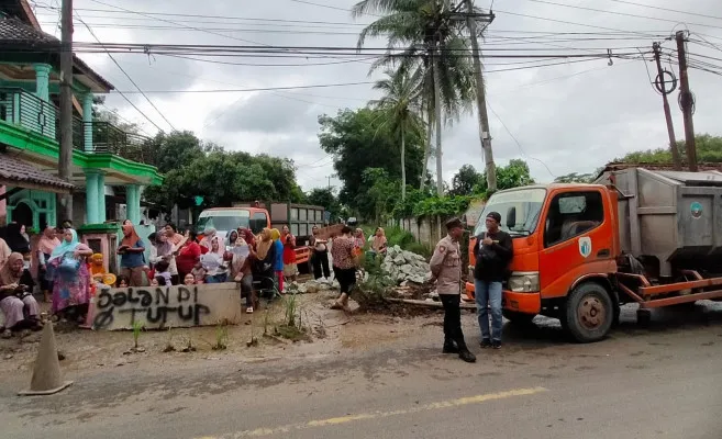 Puluhan emak-emak di Desa Sindangmulya, Kecamatan Maja, Lebak saat melakukan aksi demo. (Dok. Warga)