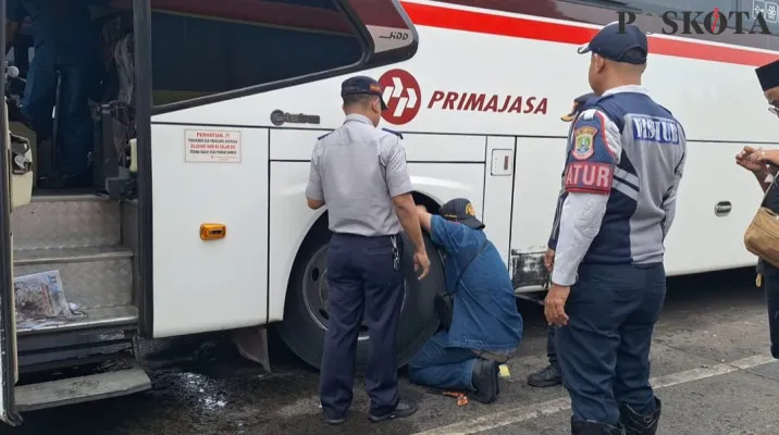 Anggota Dishub Kota Bekasi melakukan ramp check terhadap bus jelang Nataru 2024/2025 di Terminal Bekasi, Selasa, 10 Desember 2024. (Poskota/Ihsan)