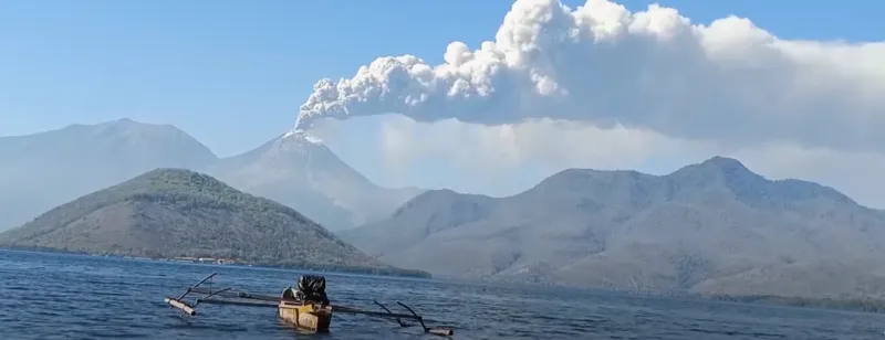 Erupsi Gunung Lewotobi Laki Laki mendapatkan perhatian dari media asing, terutama karena banyaknya jadwal penerbangan yang ditunda. (AP)