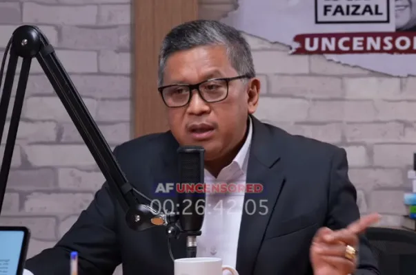 Hasto Kristiyanto membahas terkait adanya instrumen 'Partai Cokelat' yang digunakan Presiden ke-7 Joko Widodo.(Tangkap Layar YouTube/Akbar Faizal Uncensored)