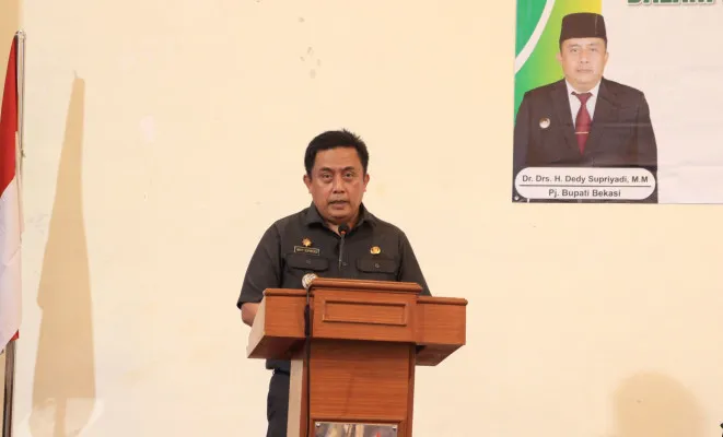 Pj Bupati Bekasi, Dedy Supriyadi saat membuka kegiatan pembinaan dan pengembangan BUMD yang berlangsung di Hotel Sahid Jaya Lippo Cikarang, Selasa, 3 September 2024. (Dok. Diskominfo Kabupaten Bekasi)