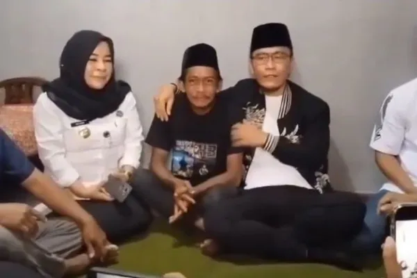 Gus Miftah meminta kepada Sunhaji usai kontroversi video viral dirinya yang dianggap menghina Sunhaji. (istimewa)