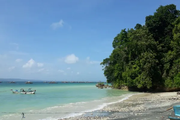 Pantai Pasir Putih, Pangandaran, Jawa Barat. (Wikimedia Commons)