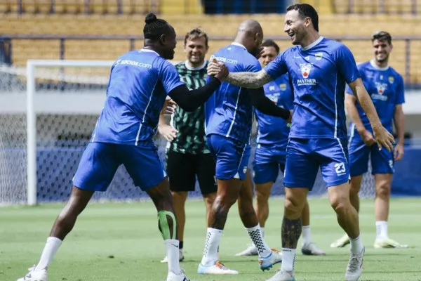 Para pemain Persib Bandung menggelar sesi latihan di Stadion Gelora Bandung Lautan Api (GBLA) jelang pertandingan lawan Malut United dalam lanjutan Liga 1 Indonesia 2024/2025 pekan ke-14. (Twitter/@persib)