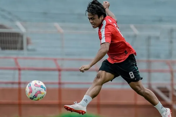 Tim Persebaya menjalani sesi latihan sebelum melawan Persik Kediri dalam lanjutan Liga 1 Indonesia 2024/2025 pekan ke-15. (Instagram/officialpersebaya)