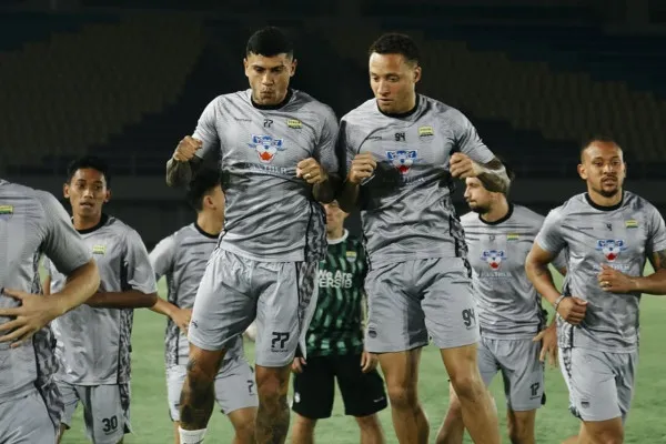 Para pemain Persib menjalani sesi latihan menjelang laga lawan PSS Sleman di Liga 1 Indonesia Pekan ke-13. (Instagram/persib)