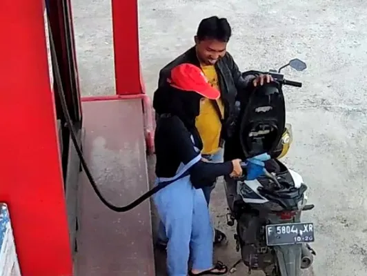 Viral video terekam CCTV pria melecehkan pegawai SPBU. (Tangkapan layar @lambeturah)