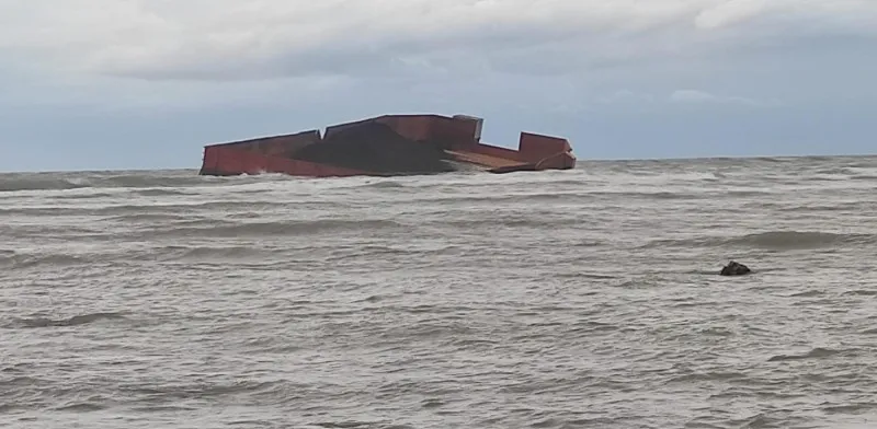 Kapal tongkang pengangkut batu bara masih terdampar di perairan laut kawasan Pulau Popole. (Dok. Warga).