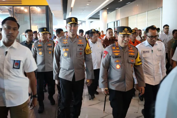 Kapolri dan Kapolda Banten saat meninjau aktifitas pelayanan di Pelabuhan Merak. (Dok. Bid Humas Polda Banten)