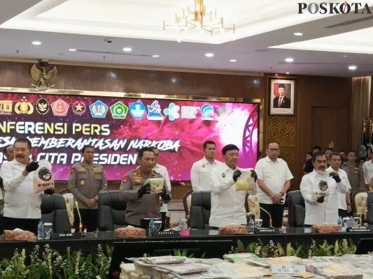 Kapolri Jenderal Pol. Listyo Sigit Prabowo dan Menko Polkam Budi Gunawan dan Jaksa Agung ST Burhanuddin saat konferensi pers kasus peredaran narkoba, di Gedung Mabes Polri, Jakarta, Kamis, 5 Desember 2024.