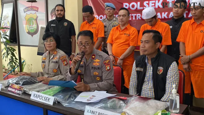 Konferensi pers pengungkapan kasus kematian pedagang telur gulung, di Polsek Tebet, Jakarta Selatan, Jumat 13 Desember 2024. (Poskota.co.id/Ali Mansur)