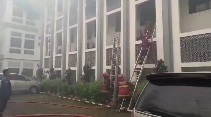 Petugas pemadam kebakaran saat memadamkan kebakaran Gedung Rektor UIN Jakarta Ciputat. (Dok. BPBD Kota Tangsel)