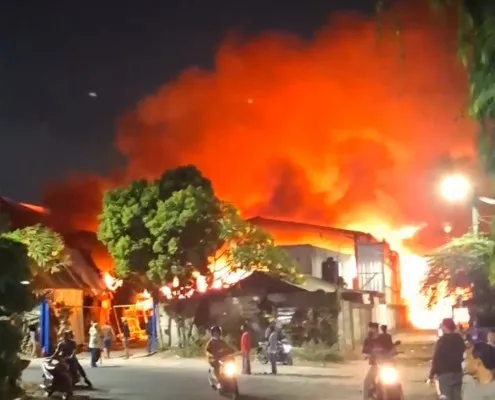 Kebakaran di gudang di Jalan Haji Dogol, Pondok Bambu, Kecamatan Duren Sawit, Jakarta Timur pada Rabu, 4 September 2024, malam. (Dok. Damkar DKI Jakarta)