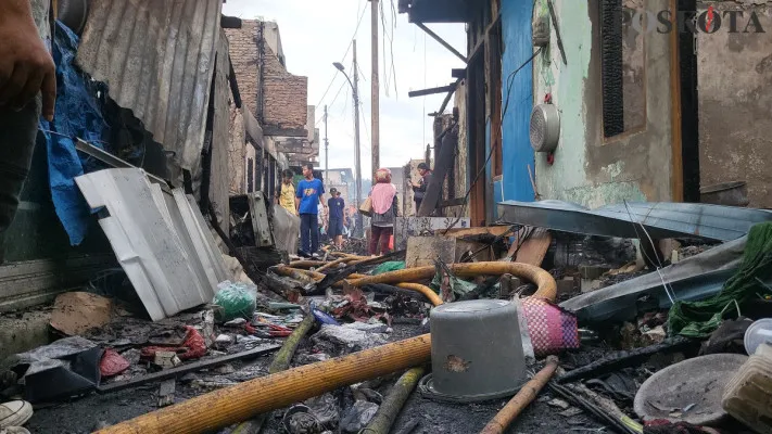 Kebakaran pemukiman warga di Kemayoran, Jakarta Pusat, Selasa, 10 Desember 2024. (Poskota.co.id/Pandi).