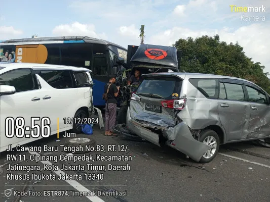 Kecelakaan lalu lintas secara beruntun terjadi di tol dalam kota Km 00.500 Jakarta Timur, Jumat 13 Desember 2024 pagi. (Dok. NTMC Polda Metro Jaya)