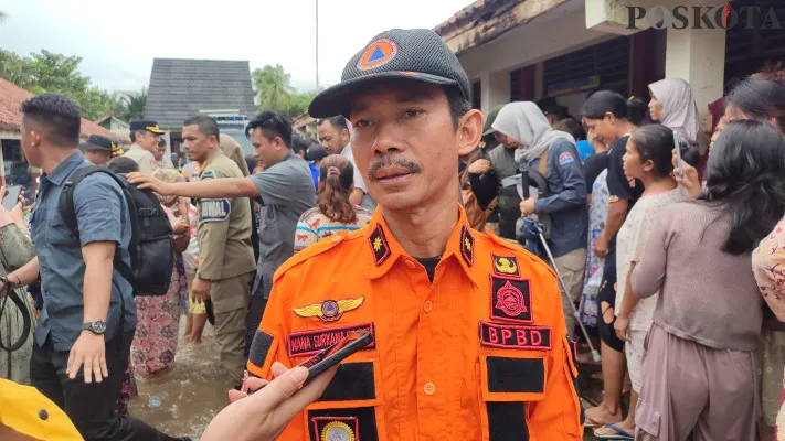 Kepala BPBD Banten, Nana Suryana saat di lokasi banjir di Desa Pagelaran, Kecamatan Pagelaran, Kabupaten Pandeglang. (Poskota/Samsul Fatoni)