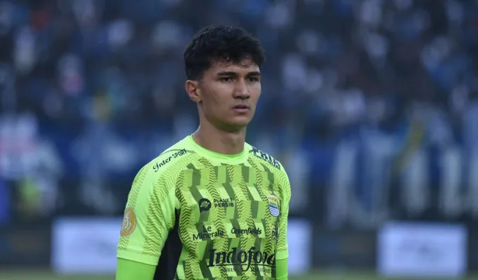 Kiper Persib Bandung, Kevin Mendoza optimis berharap dukungan Bobotoh jelang hadapi Lion City Sailors malam ini. (Persib Official)