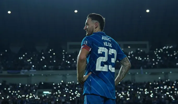 Kapten tim Persib Bandung, Marc Klok percaya bahwa skuad MAung Bandung bisa mengalahkan Persis Solo. (Persib Official)