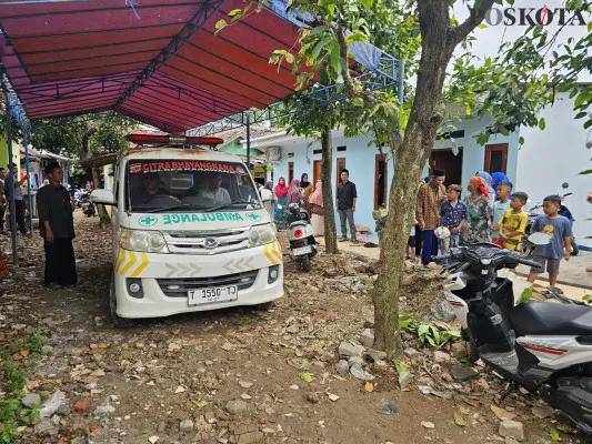 Jenazah peziarah yang meninggal setelah kecelakaan di Tol Cipularang tiba di rumah duka Kampung Dukuh Manggah RT 012 RW 03, Desa Legok, Kecamatan Legok, Kabupaten Tangerang, Kamis, 26 Desember 2024. (Poskota/Veronica)