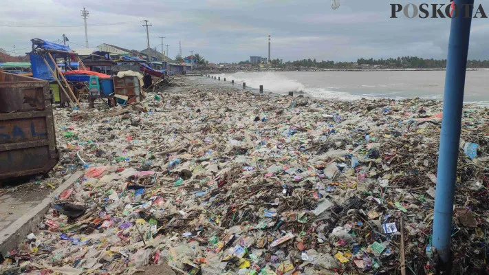 Kondisi kawasan wisata kuliner di Desa Teluk, Kecamatan Labuan, Pandeglang, yang dipenuhi sampah. (Poskota/Samsul Fatoni).