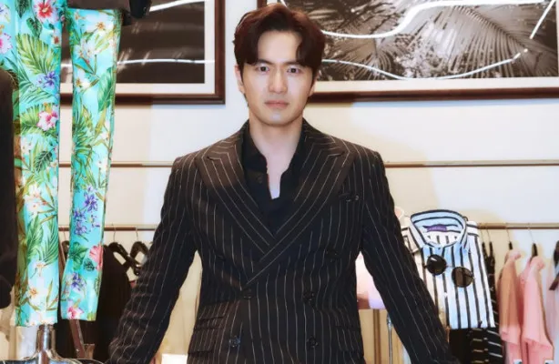 Profil Lee Jin Wook, salah satu pemain drama Squid Game 2 yang curi perhatian. (Instagram/@jinuk0916)