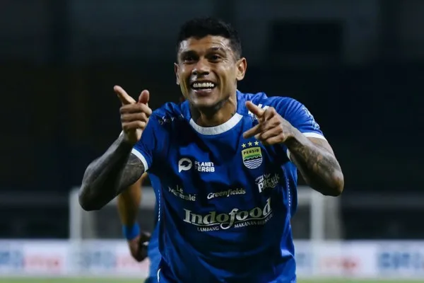 Selebrasi pemain Persib Bandung Ciro Alves setelah berhasil mencetak gol ke gawang Malut United di Liga 1 Indonesia 2024/2025 pekan ke-14. (Instagram/persib)