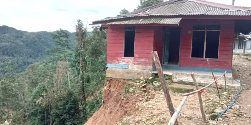 Salah satu kondisi rumah warga di Desa Cidikit, Kecamatan Bayah, Kabupaten Lebak, Banten yang terdampak bencana longsor. (Dok. BPBD Lebak)