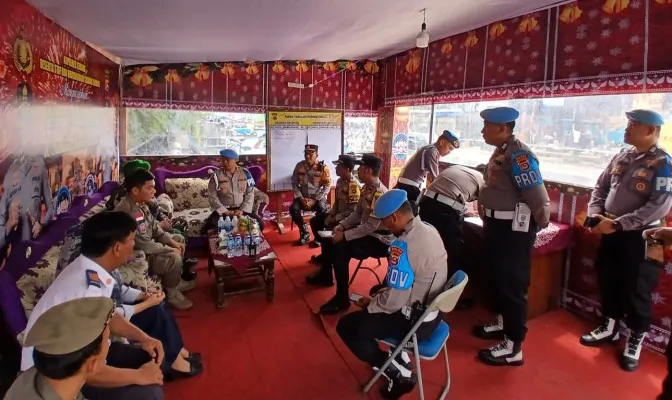 Personel Divisi Propam saat melakukan supervisi di Pos Pam Ciruas. (Dok. Sie Propam Polres Serang)