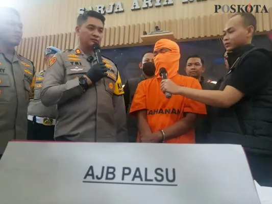 Kapolres Cimahi AKBP Tri Suhartanto menanyai tersangka pembuat AJB palsu, di Mako Polres Cimahi, Jalan Amir Machmud. (Poskota/Gatot Poedji Utomo).