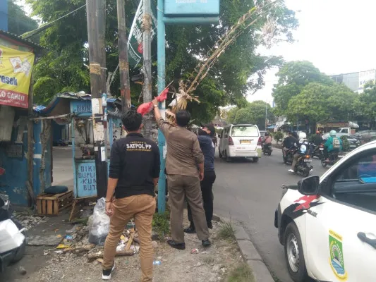 Petugas Satpol PP saat melakukan penertiban atribut ormas di wilayah Ciledug, Kota Tangerang. (Pemkot Tangerang)