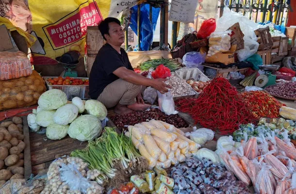 Iwan (34), pedagang sayur mayur di Pasar Baru Bekasi, Bekasi Timur, Kota Bekasi, Senin, 9 Desember 2024. (Poskota/Ihsan Fahmi)