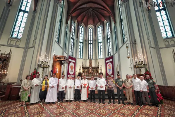 Pj Gubernr DKI Jakarta Teguh Setyabudi saat meninjau sejumlah gereja untuk memastikan prosesnya berjalan dengan aman dan lancar, Selasa 24 Desember 2024. (Poskota/Pandi)