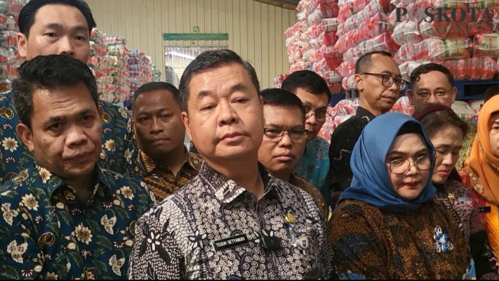 Pj Gubernur DKI Jakarta Teguh Setyabudi meninjau stok beras di gudang beras Food Station, Cipinang, Jakarta Timur, Kamis 19 Desember 2024. (Poskota/Pandi)