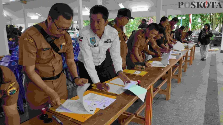 Para Kades di Kabupaten Lebak saat menandatangani berkas kerjasama pojok layanan pengadilan. (Poskota.co.id/Samsul Fatoni).