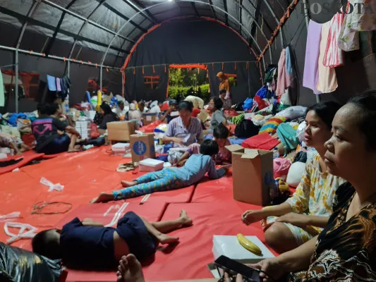 Kondisi lokasi pengungsian korban terdampak kebakaran Manggarai di Pasar Raya, Manggarai, Jakarta Selatan (Jaksel). (Poskota.co.id/Pandi Ramedhan)