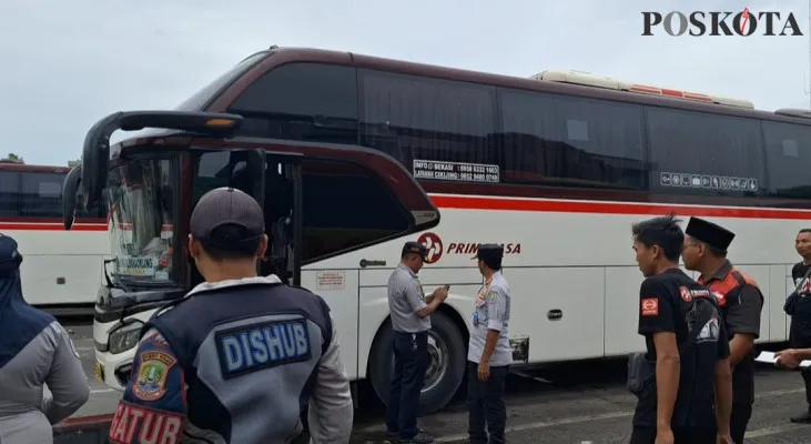 Petugas Dishub saat memeriksa bus di Terminal Bekasi, antisipasi keselamatan jelang perjalanan Nataru 2024/2025, Selasa, 10 Desember 2024. (Poskota/Ihsan)