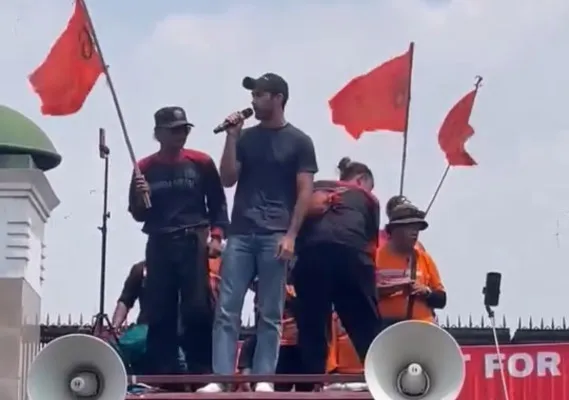 Aktor ibu kota Reza Rahardian turun demo di depan Gedung DPR, Jalan Gatot Subroto, Jakarta, pada Kamis, 22 Agustus 2024. (Tangkapan layar akun IG @infojawabarat)