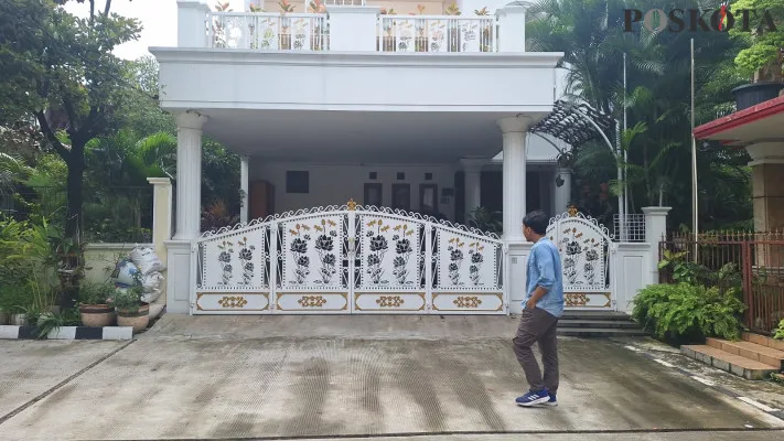 Seorang warga saat melintas di depan rumah Sekjen PDIP, Hasto Kristiyanto, di Komplek Villa Taman Kartini, Jalan Graha Asri IV, Nomor G318 RT 10 RW 23, Margahayu, Kecamatan Bekasi Timur, Kota Bekasi, Selasa, 24 Desember 2024. (Poskota/Ihsan)