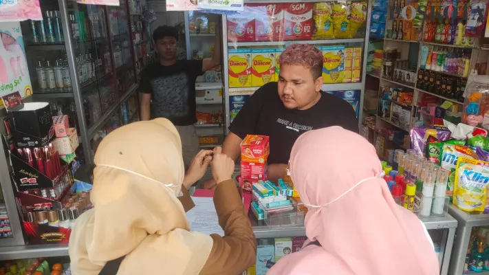 Petugas Dinas Kesehatan (Dinkes) Jakarta Barat saat melakukan sidak di toko obat-obatan pada Senin, 12 Agustus 2024. (Poskota.co.id/Pandi Ramedhan)