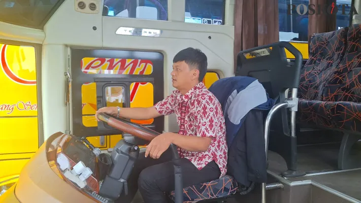 Gilang Ahmad Hambali (34) salah satu sopir bus saat dijumpai di Terminal Bekasi, Selasa, 10 Desember 2024. (Poskota.co.id/Ihsan).