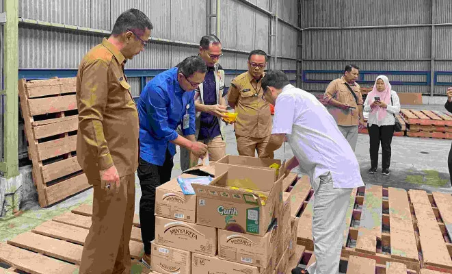 Tim Satgas Pangan Bareskrim bersama Subdit Indag dan Kadisperindag Provinsi Banten memeriksa stok barang kebutuhan pokok di gudang Bulog Cabang Serang. (Dok. Subdit Indag)