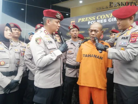 Kapolres Cimahi AKBP Tri Suhartanto, (kiri) didampingi Kasatreskrim Polres Cimahi, AKP Dimas Charis Suryo Nugroho, (kanan), menanyai pelaku pembunuhan terhadap istri, di Mako Polres Cimahi, Jalan Amir Machmud, Senin, 9 Desember 2024. (Poskota/Gatot Poedji Utomo)