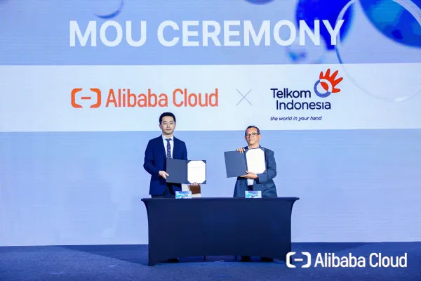 Country Manager Indonesia Alibaba Cloud Intelligence Sean Yuan (kiri) dan VP Global Strategic Partnership Telkom Candra Kusuma Wardhana (kanan) saat seremoni nota kesepahaman (MoU) antara Telkom dan Alibaba Cloud yang berlangsung pada Selasa, 3 Desember 2024.