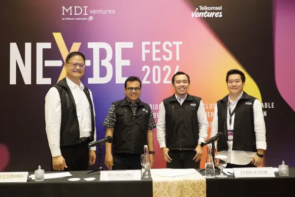 CEO MDI Ventures Donald Wihardja (paling kiri), Wakil Menteri Komunikasi dan Digital Nezar Patria (kedua dari kiri), Direktur Digital Business Telkom Muhamad Fajrin Rasyid (kedua dari kanan), VP of Strategy & Sustainability MDI Ventures Alvin Evander (paling kanan).