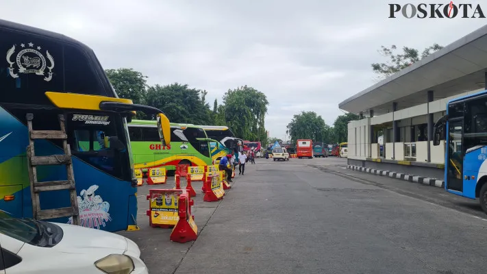 Suasana di terminal bus AKAP Kalideres, Jakarta Barat. (Poskota/Pandi)